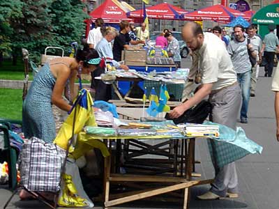 В огромных количествах болельщики скупают все, что связано с национальной символикой – кепки, бейсболки, футболки, флаги, шарфы, а также дуделки и раскраску для лица