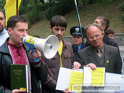 Активисты Поры подчеркнули, что для всех граждан нового поколения, выросшего во время независимой Украины, 14 октября (день основания УПА) – большой праздник, но праздник со слезами на глазах