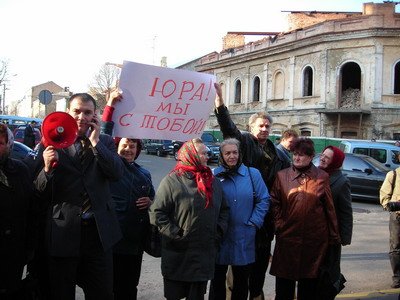 Новый Регион: Луценко прибыл на допрос. Рядом с прокуратурой – митинг Разом нас багато!