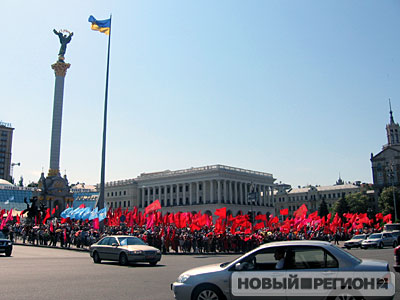 Майдан покраснел: бело-голубые еще не присоединились