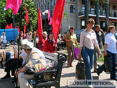 Митингующие жарятся на солнце