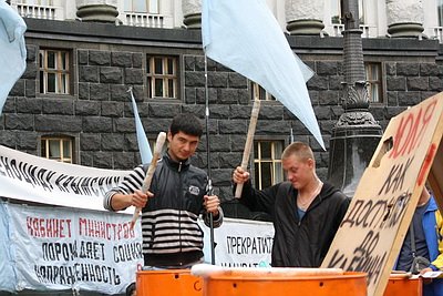 Новый Регион: Крымские татары продолжают акцию протеста под окнами Тимошенко (ФОТО)