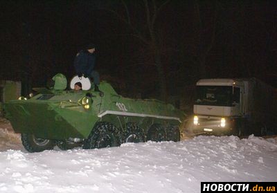 Новый Регион: Бороться со стихией на дороги Украины вышли танки (ФОТО)