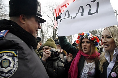 Новый Регион: В Киеве задержали участницу акции протеста против отсутствия женщин в правительстве (ФОТО)