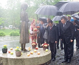 Новый Регион: Медведев в Киеве возложил цветы к мемориалу жертв голодомора на улице Мазепы (ФОТО)