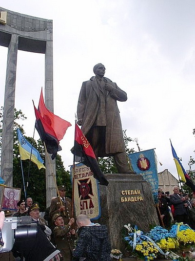 Новый Регион: Во Львове прошло шествие в честь Бандеры и Шухевича (ФОТО)