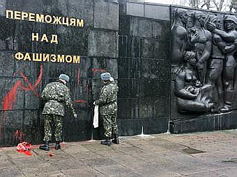 Новый Регион: Во Львове изрисовали свастикой памятник советским воинам (ФОТО)