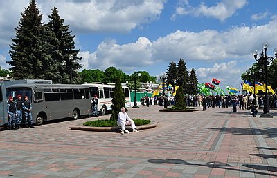 Новый Регион: В Киеве возле здания Рады произошла массовая драка (ФОТО)