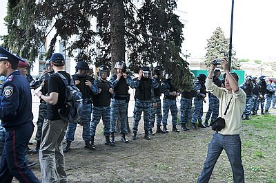 Новый Регион: В Киеве возле здания Рады произошла массовая драка (ФОТО)