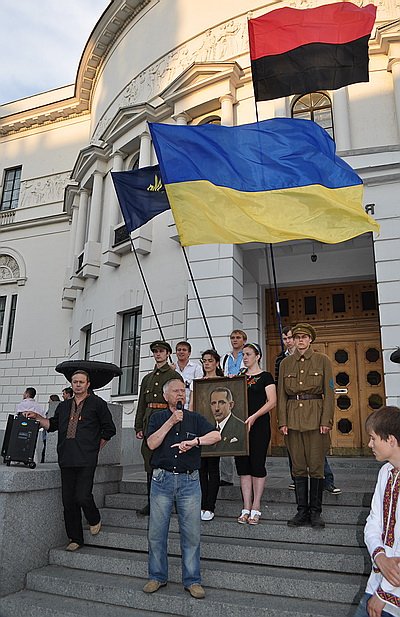 Новый Регион: В Киеве прошло шествие в честь основателя ОУН Коновальца (ФОТО)