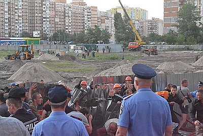 Новый Регион: В Киеве произошла драка между жителями массива Троещина и охранниками стройфирмы (ФОТО, ВИДЕО)