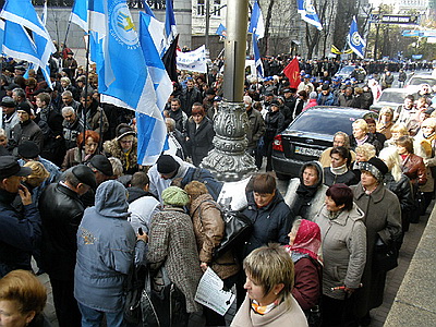 Новый Регион: Участники митинга профсоюзов заблокировали движение около здания правительства Украины (ФОТО)