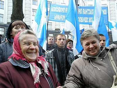 Новый Регион: Участники митинга профсоюзов заблокировали движение около здания правительства Украины (ФОТО)