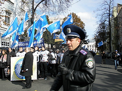 Новый Регион: Участники митинга профсоюзов заблокировали движение около здания правительства Украины (ФОТО)