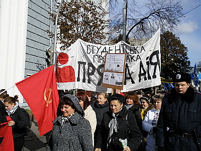 Новый Регион: Участники митинга профсоюзов заблокировали движение около здания правительства Украины (ФОТО)