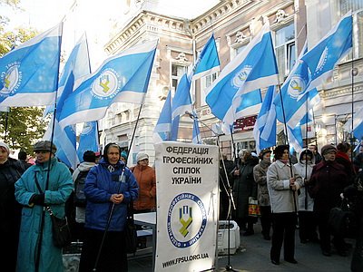 Новый Регион: В центре Киева проходит митинг профсоюзов – у них забирают административное здание (ФОТО)