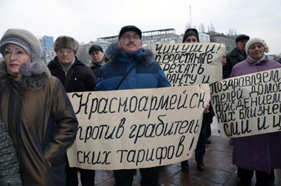 Новый Регион: В Донецке пенсионеры с вилами штурмуют здание облгосадминистрации (ФОТО)