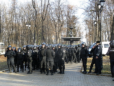 Новый Регион: Около правительства Украины милиция сдерживает митингующих чернобыльцев и афганцев (Добавлены новые ФОТО)