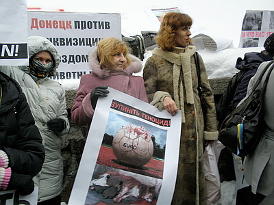 Новый Регион: У здания правительства Украины прошла акция против уничтожения бездомных животных в Киеве накануне Евро-2012 (ФОТО, ВИДЕО)