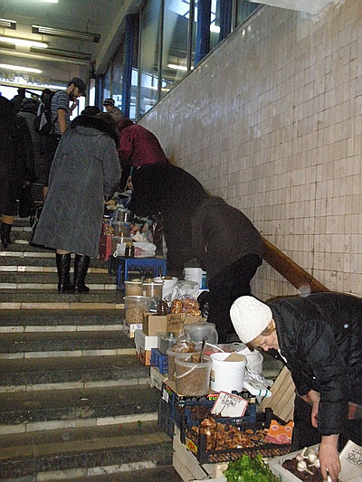 Новый Регион: В Киеве прошла акция с требованием запретить стихийную торговлю в подземных переходах у метро (ФОТО)