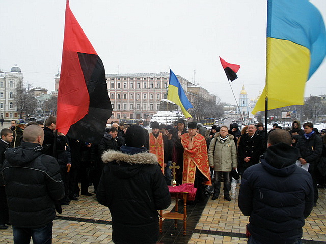 Новый Регион: Украинские националисты провели в центре Киева акцию в память о Шухевиче (ФОТО)