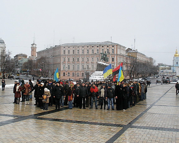 Новый Регион: Украинские националисты провели в центре Киева акцию в память о Шухевиче (ФОТО)