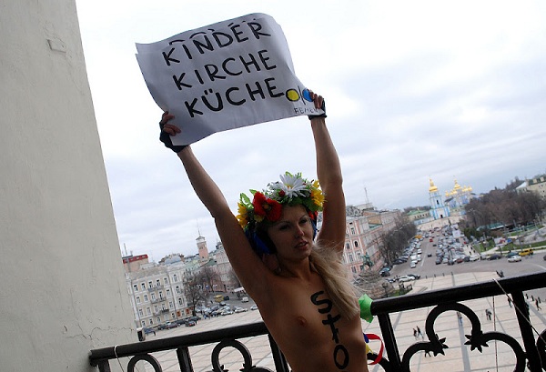 Новый Регион: Активистки движения FEMEN взобрались на Софию Киевскую, протестуя против запрета абортов (ФОТО, ВИДЕО)