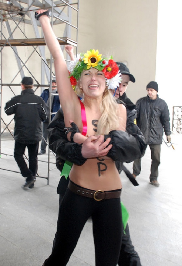 Новый Регион: Активистки движения FEMEN взобрались на Софию Киевскую, протестуя против запрета абортов (ФОТО, ВИДЕО)