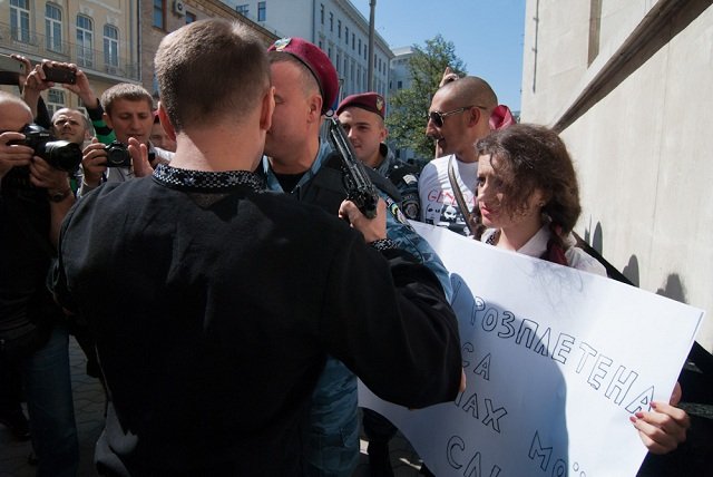 Новый Регион: В Киеве задержали активистов за попытку замочить Януковича (ФОТО)