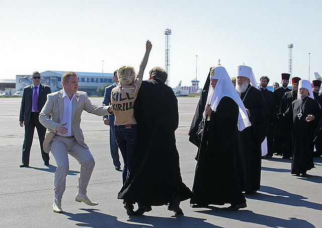 Новый Регион: Активистка Femen попыталась наброситься на Патриарха Кирилла в аэропорту Киева (ФОТО)