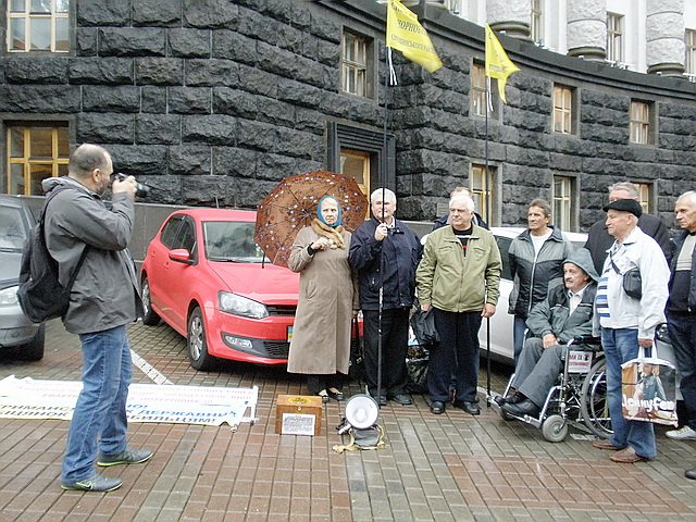 Новый Регион: Акция протеста чернобыльцев прошла под зданием Кабмина Украины (ФОТО)