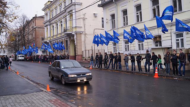 Новый Регион: Из-за приезда Азарова в Харькове запретили сидеть на лавочках (ФОТО)