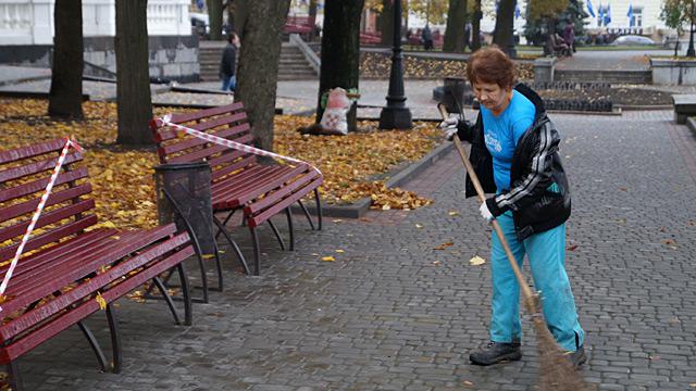 Новый Регион: Из-за приезда Азарова в Харькове запретили сидеть на лавочках (ФОТО)