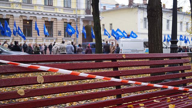 Новый Регион: Из-за приезда Азарова в Харькове запретили сидеть на лавочках (ФОТО)