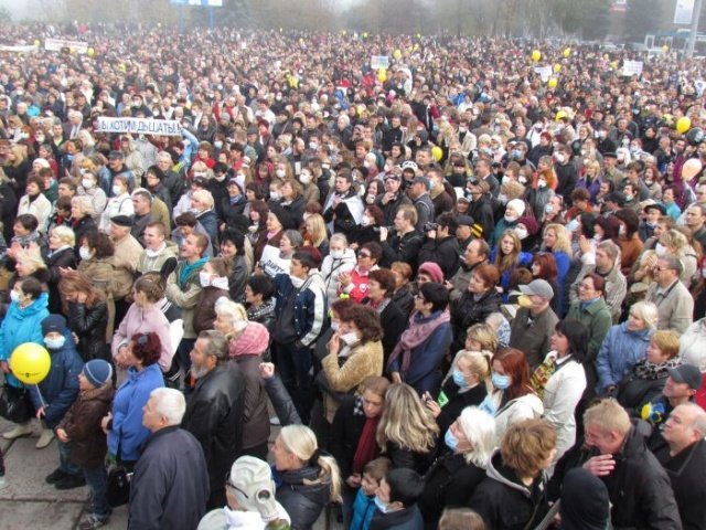 Новый Регион: Тысячи жителей Донбасса потребовали от олигарха Ахметова прекратить травить их вредными выбросами заводов (ФОТО, ВИДЕО)