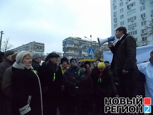 Новый Регион: Бунт в Киеве: горожане сожгли забор стройплощадки у озера Цоя (ФОТО, ВИДЕО)