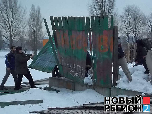 Новый Регион: Бунт в Киеве: горожане сожгли забор стройплощадки у озера Цоя (ФОТО, ВИДЕО)