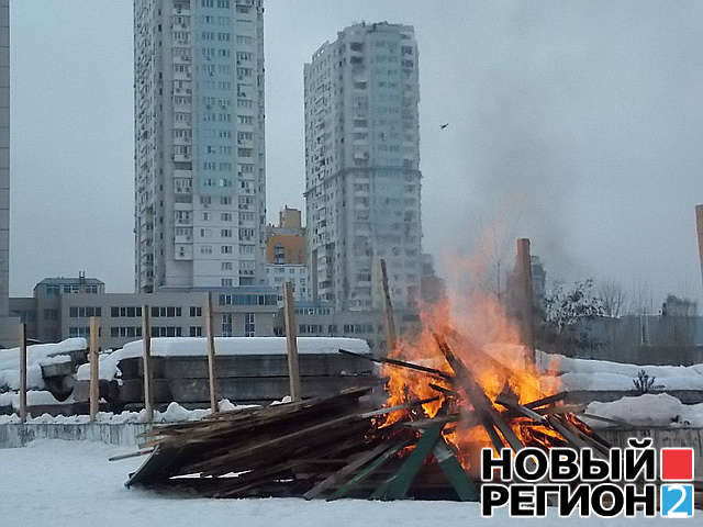 Новый Регион: Бунт в Киеве: горожане сожгли забор стройплощадки у озера Цоя (ФОТО, ВИДЕО)