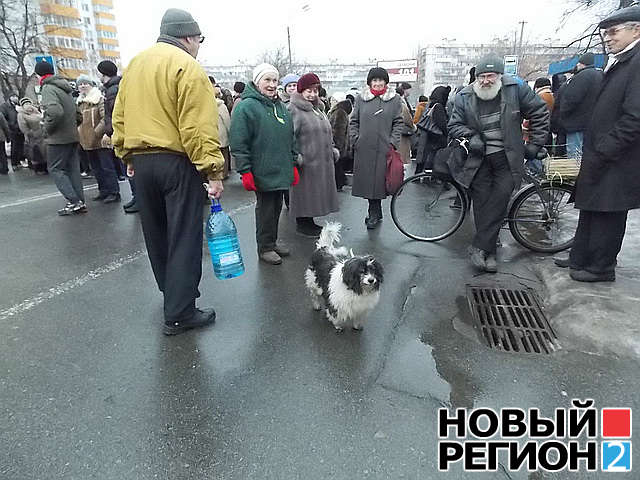 Новый Регион: Бунт в Киеве: горожане сожгли забор стройплощадки у озера Цоя (ФОТО, ВИДЕО)