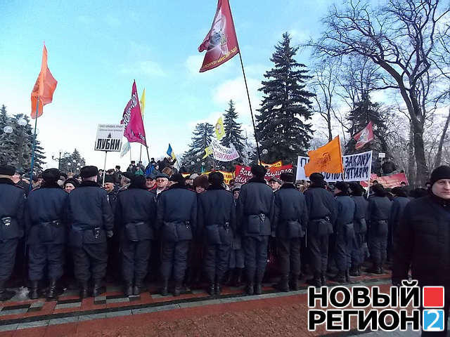 Новый Регион: Возле неработающей Верховной Рады митинговали чернобыльцы (ФОТО, ВИДЕО)