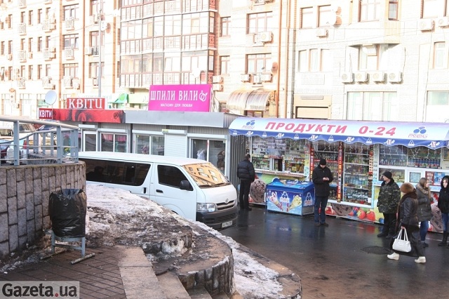 Новый Регион: Киевский секс-шоп не пережил визита Азарова в супермаркет (ФОТО)