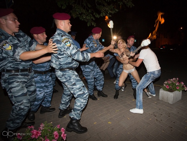 Новый Регион: Активистки FEMEN устроили ночную облаву на Лукашенко в Киеве (ФОТО)