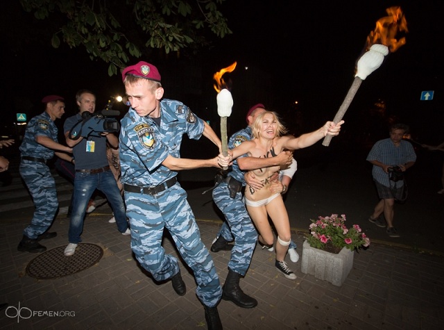 Новый Регион: Активистки FEMEN устроили ночную облаву на Лукашенко в Киеве (ФОТО)