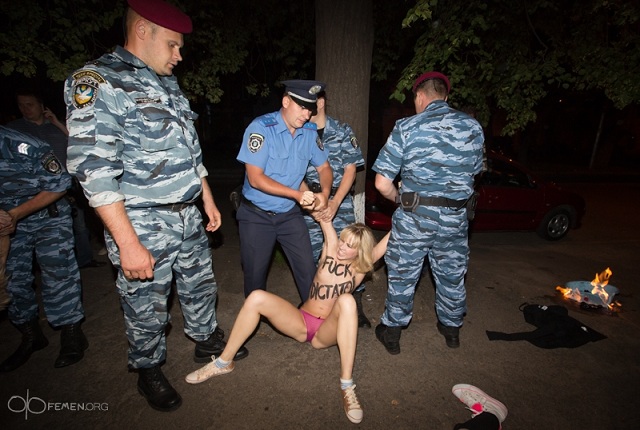 Новый Регион: Активистки FEMEN устроили ночную облаву на Лукашенко в Киеве (ФОТО)