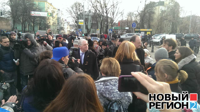 Новый Регион: Послы Польши и ЕС приехали на Евромайдан на Михайловской площади и поддержали митингующих (ФОТО)