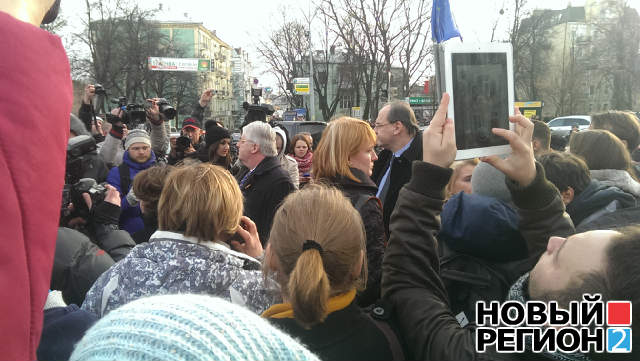 Новый Регион: Послы Польши и ЕС приехали на Евромайдан на Михайловской площади и поддержали митингующих (ФОТО)