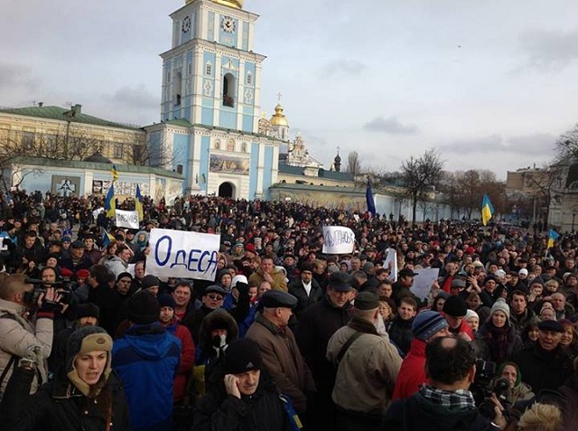 Новый Регион: Послы Польши и ЕС приехали на Евромайдан на Михайловской площади и поддержали митингующих (ФОТО)