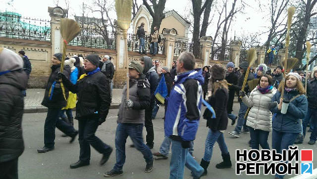 Новый Регион: Тысячи митингующих с трактором штурмуют администрацию президента Украины (ФОТО)