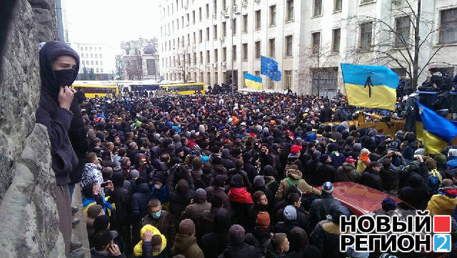 Новый Регион: Тысячи митингующих с трактором штурмуют администрацию президента Украины (ФОТО)