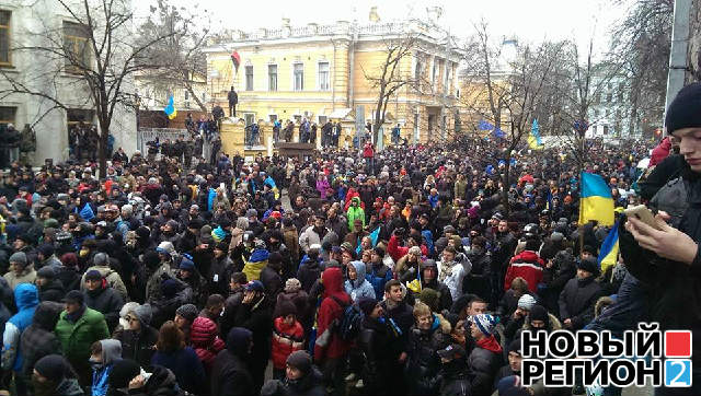 Новый Регион: Тысячи митингующих с трактором штурмуют администрацию президента Украины (ФОТО)